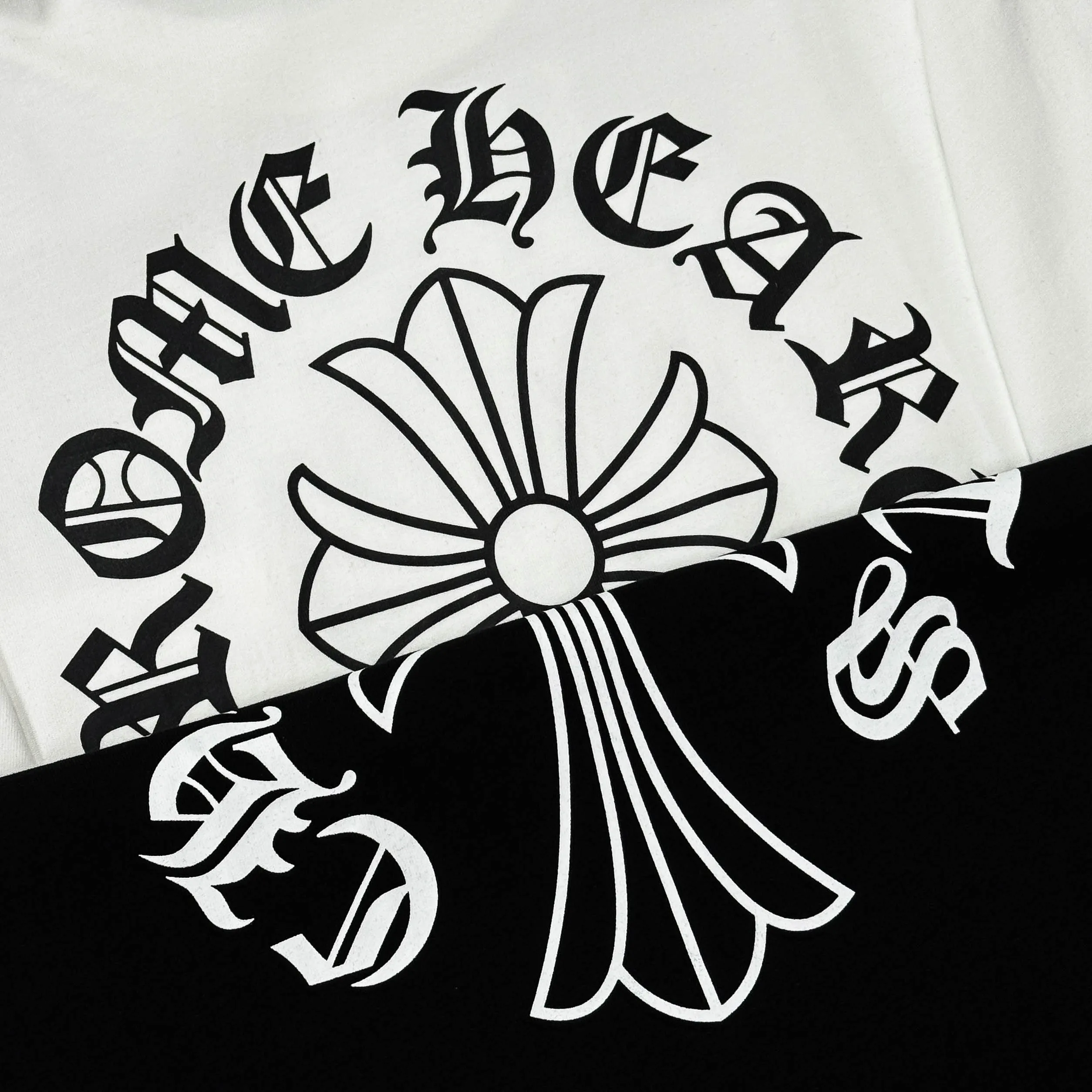 P170 Chrome Hearts 25 high-end versions. The fabric is made of 300 grams of high-density pure cotton. It does not deform or shrink. It has three labels. It is the same style for men and women. Technology: suede foaming + digital printing. Color: white, black. SIZE: S-XL.